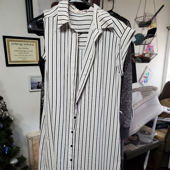 Dresses - Picture 1 of 9